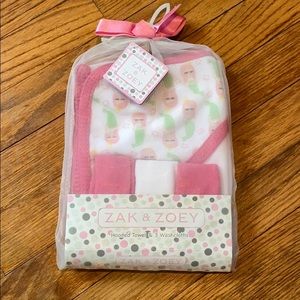 NWT Mermaid Hooded Towel and 3 Washcloths